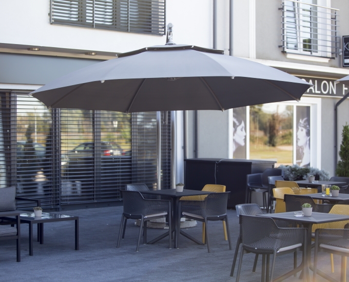 W ogródkach restauracyjnych świetnie sprawdzą się parasole o szerokości sięgającej 4.2 m 